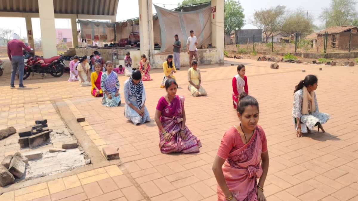 STRIKE; आमरण अनशन के 81वें दिन दंडवत प्रणाम करते विधानसभा का घेराव करने निकले डीएड अभ्यर्थी, रास्ते में ही पुलिस ने रोका