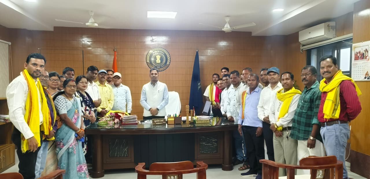 आदिवासी समाज के प्रतिनिधि मंडल ने नए कलेक्टर  कुलदीप शर्मा को पुष्पगुच्छ भेंट कर किया स्वागत