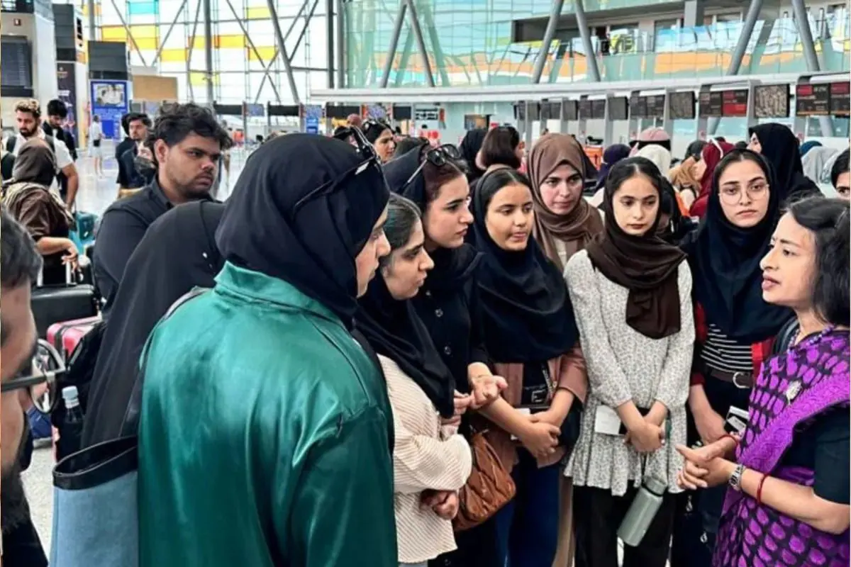 WAR; बंद हुआ एयरस्पेस, ठप हुई पढ़ाई, मिडिल ईस्ट संकट ने बढ़ाईं मुश्किलें, कैसे पूरी होगी डिग्री?