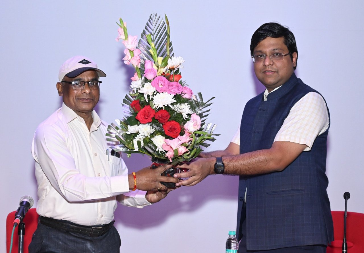 RETIRE; जनसंपर्क विभाग में 36 वर्षों तक का सफर,अपर संचालक जेएल. दरियो सेवानिवृत्त, गरिमामय विदाई