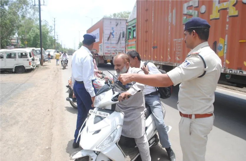 POLICE; महासमुंद में हेलमेट नहीं पहनने वाले की अब खैर नहीं,पहले ही दिन 73 चालकों का चालान