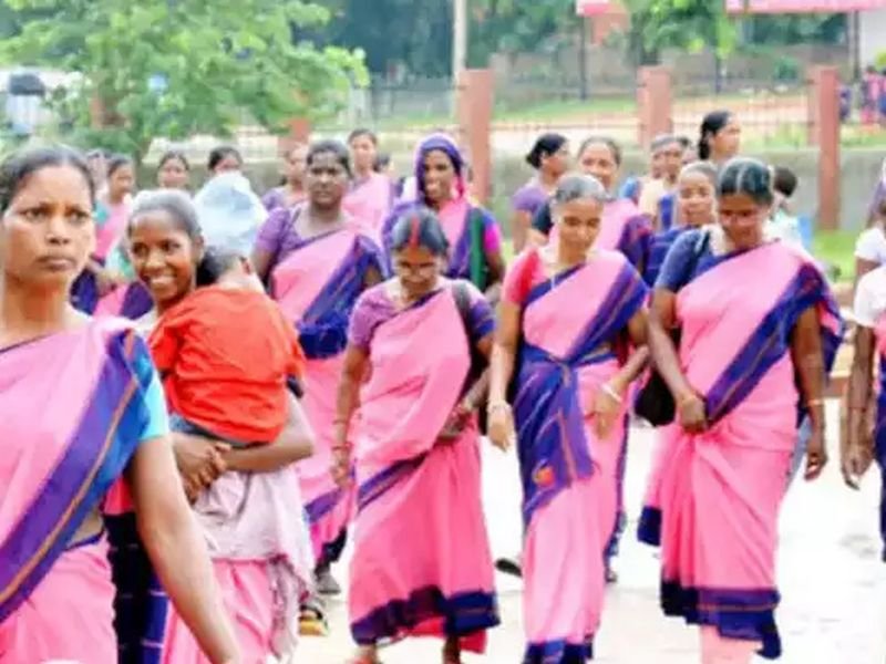 SAREE; शिकायत मिलने पर बदली जाएंगी साड़ियां, आंगनबाड़ी कार्यकर्ताओं को साड़ी वितरण में गड़बड़ी नहीं