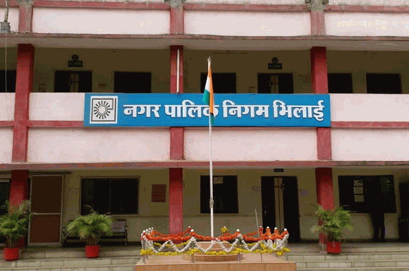 POLITICS; निगम आयुक्त को हटाने खोला मोर्चा, कांग्रेस पार्षदों के साथ महापौर पहुंचे हाईकोर्ट