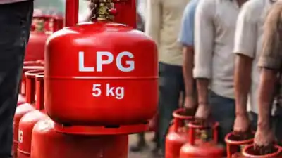 LPG; 261 रुपये महंगा हुआ छोटा सिलेंडर, रसोई गैस से सिर्फ 31 रुपये कम, अब डीजल-पेट्रोल की बारी