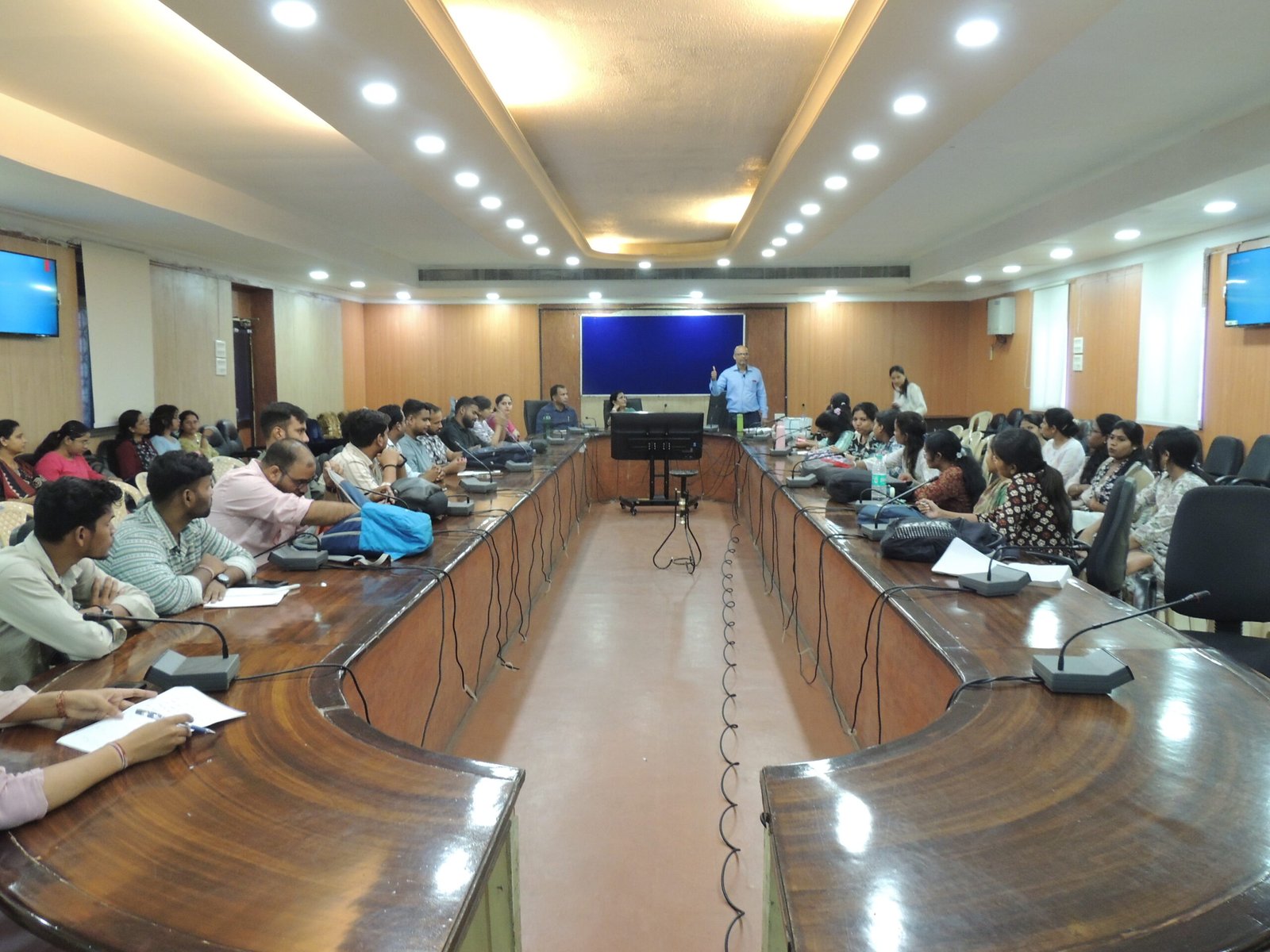 WORKSHOP; विद्यार्थियों को तनाव से निपटने के लिए नियमित दिनचर्या एवं समय-सारणी बनाने, आत्म-अनुशासन विकसित करने की सलाह