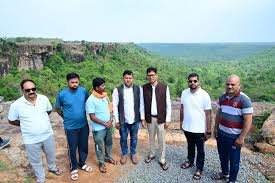 MINING; बिना मुआवजा जमीरापाट बॉक्साइट खदान में खनन कार्य  शुरु  नहीं करने देंगे ,किसानों को एक करोड़ से अधिक का मुआवजा दे चुके