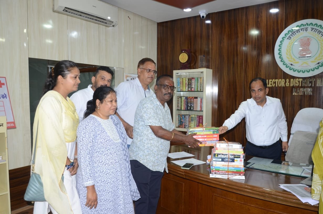LIBRARY;पटवारी संघ ने दान की प्रतियोगी परीक्षा की पुस्तकें, अब तक 14 हजार पुस्तकें और इलेक्ट्रॉनिक गैजेट्स दान में मिली
