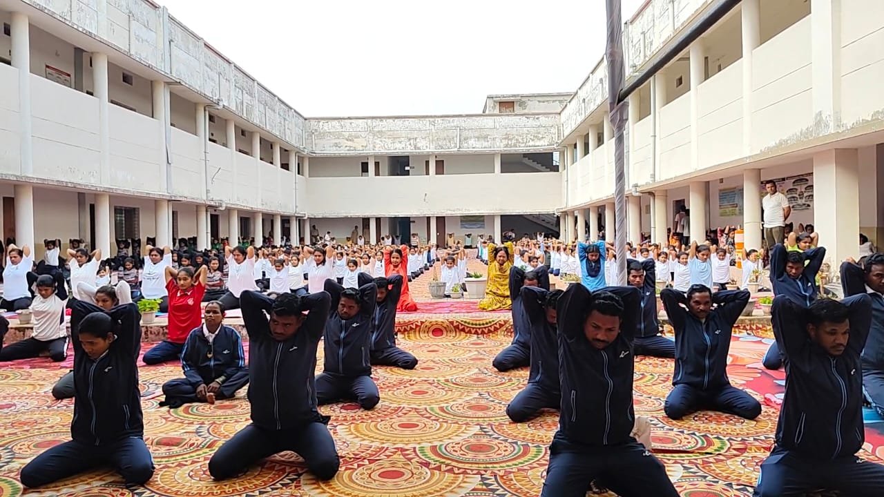 YOGA; मुख्यधारा में लौट रहे पुनर्वासित नक्सलियों ने किया सामूहिक योगाभ्यास, लिया संकल्प