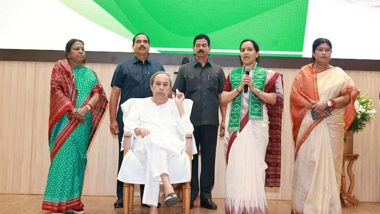 POLITICS; अब पूर्व IAS सुजाता कार्तिकेयन की बीजद में एंट्री,  नवीन पटनायक ने किया स्वागत