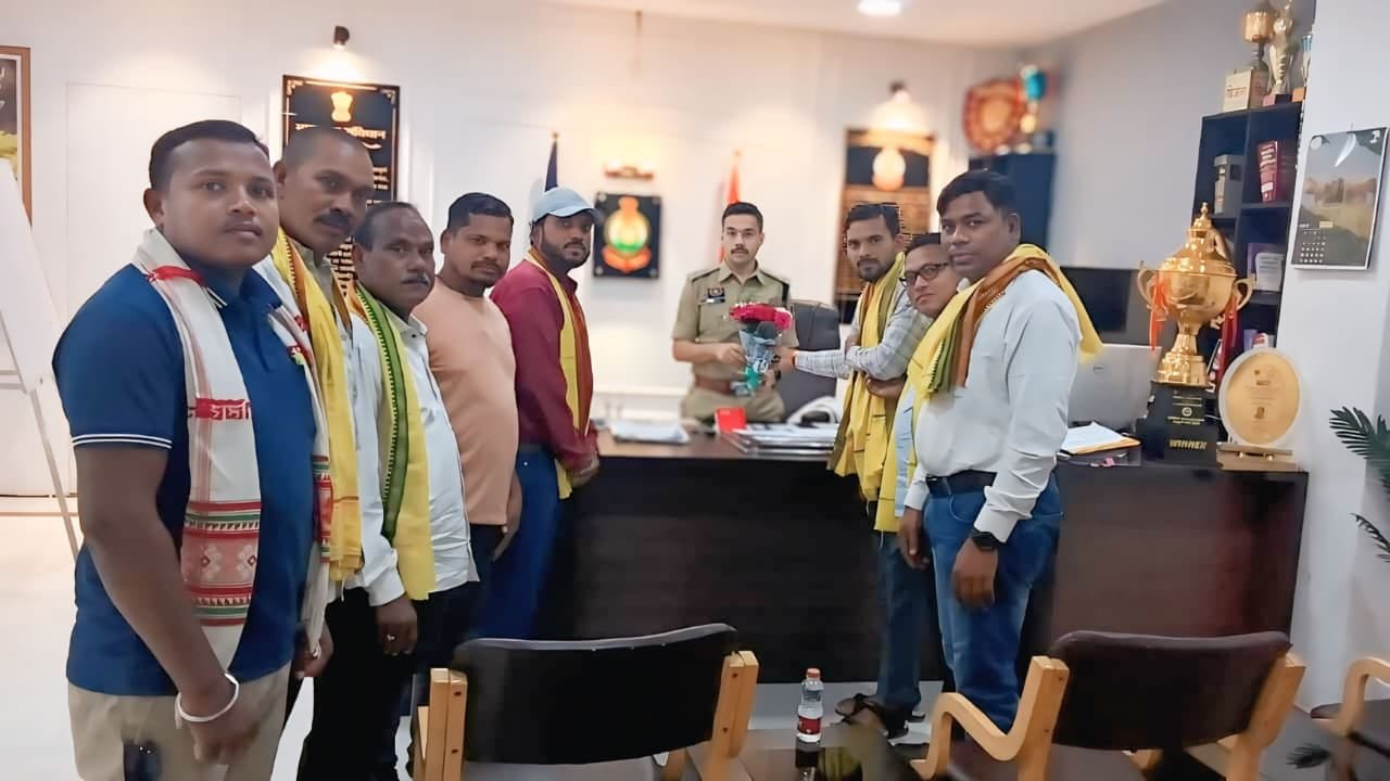 WELCOME; पुलिस अधीक्षक गौरव राय से सर्व आदिवासी समाज की सौजन्य भेंट