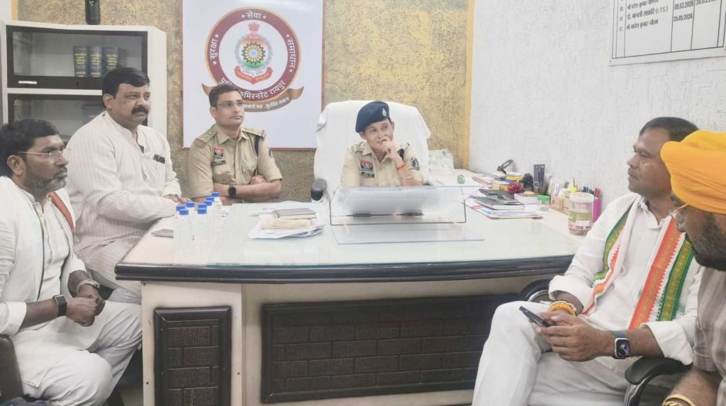 POLITICS; थाने के बाहर कांग्रेसियों का धरना, दीपक बैज भी पहुंचे, एफआईआर वापस लेने और भाजपा नेताओं पर केस दर्ज करने की मांग
