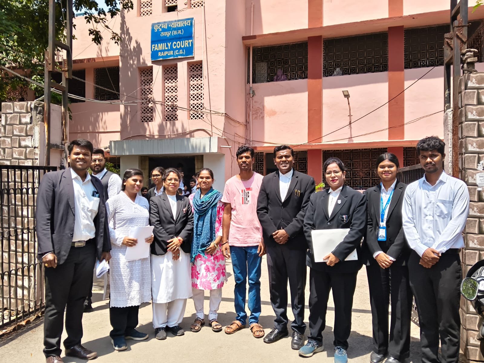 COURT; फिर से एक हुआ बिखरा परिवार, कुटुंब न्यायालय में एक दूसरे के विरुद्ध लड़ रहे दंपति मुस्कुराते हुए लौटे