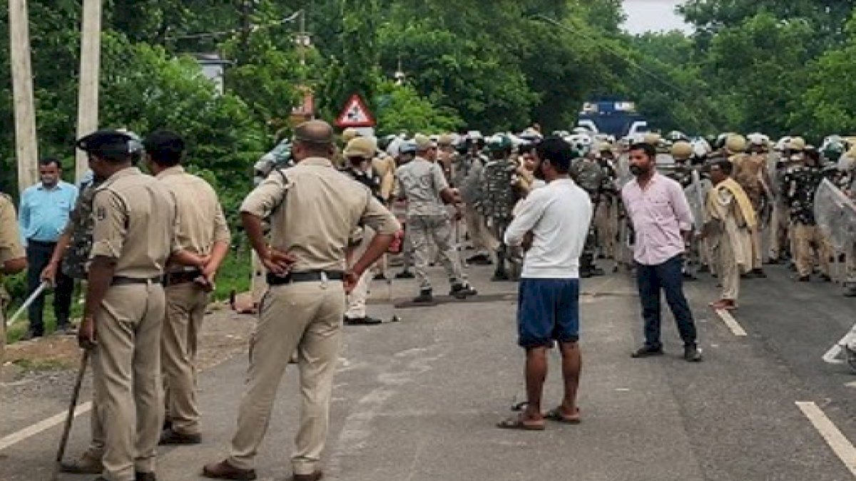 PROTEST; सरागुजा में डीएसपी समेत 15 पुलिसकर्मियों पर ग्रामीणों का हमला, तनावपूर्ण स्थिति के बाद इलाका छावनी में तब्दील