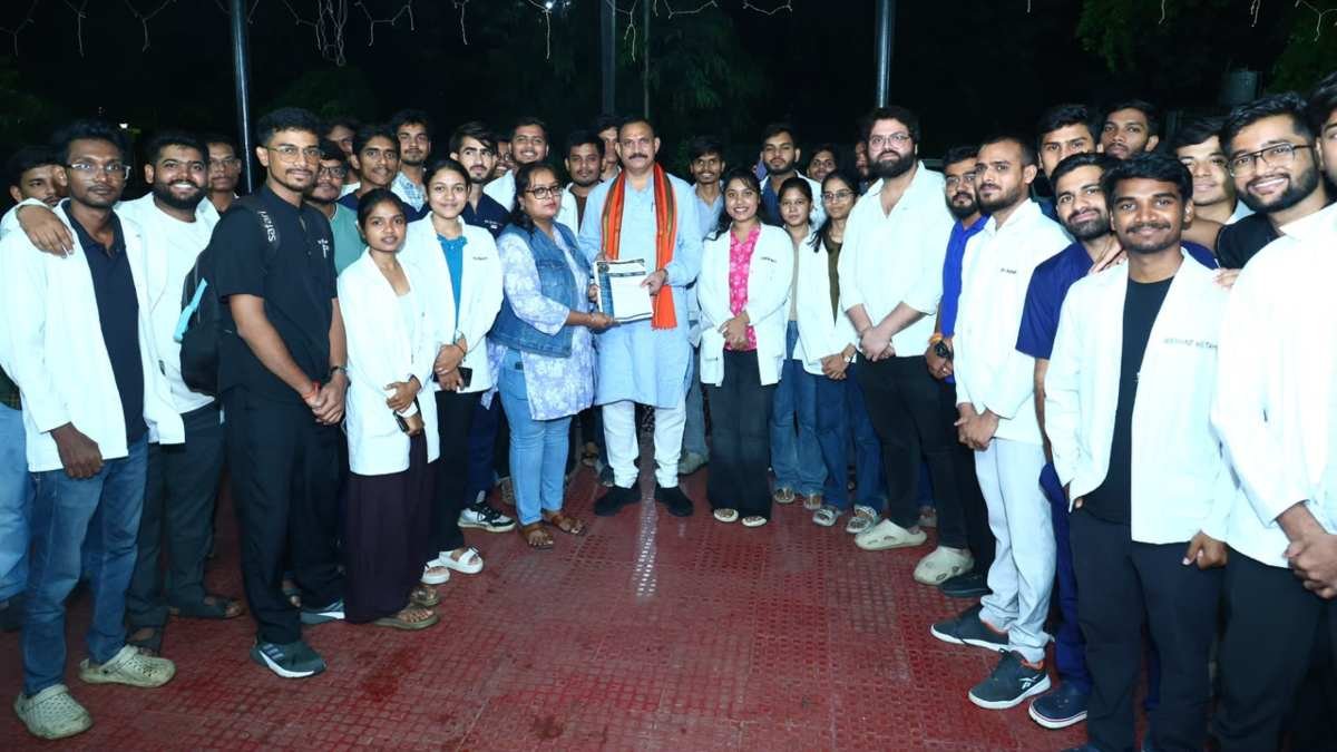JDA; 17 सूत्रीय मांगों को लेकर स्वास्थ्य मंत्री को ज्ञापन, UG बॉन्ड खत्म करने और PG बॉन्ड की अवधि एक वर्ष करने का जेडीए को मिला आश्वासन