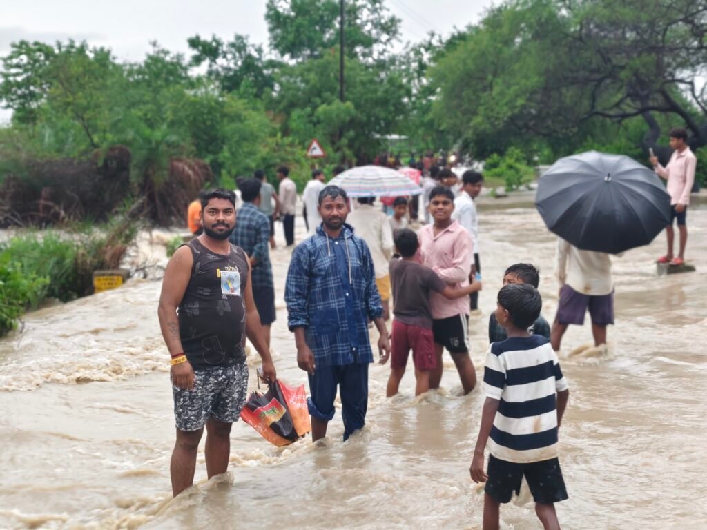 RAIN; रात भर मूसलाधार बारिश से खेत खलिहान जलमग्न, नदी -नाले ऊफान पर, बसना-सरायपाली में रिकार्ड वर्षा