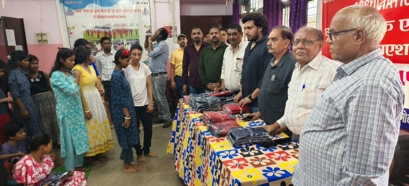 CGBEA; बैंक राष्ट्रीयकरण दिवस पर दृष्टिबाधित छात्राओं को यूनिफॉर्म एवं ब्रेल सामग्री वितरित