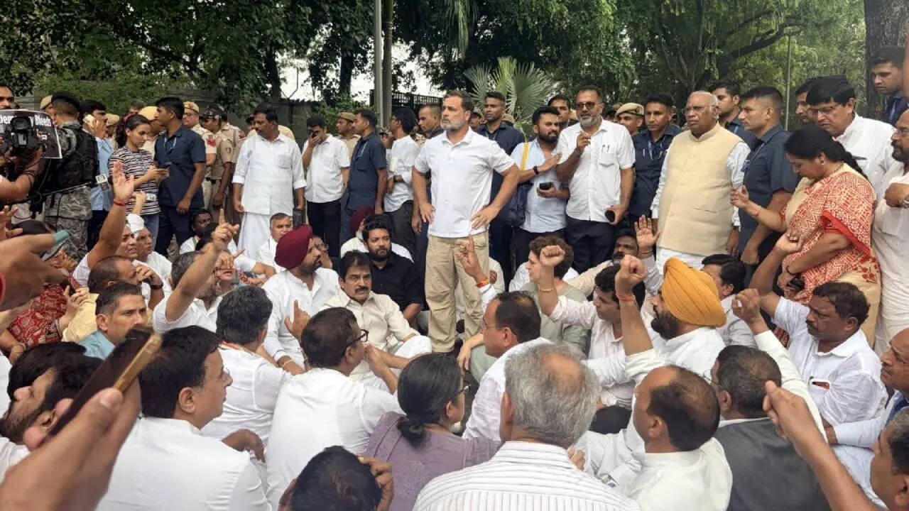 PROTEST;प्रधानमंत्री आवास के बाहर प्रदर्शन, राहुल-प्रियंका समेत विपक्षी नेताओं को छत्रसाल स्टेडियम लेकर पहुंची दिल्ली पुलिस