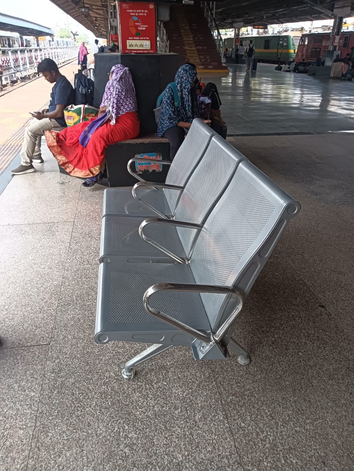RAILWAY; स्टेशनों पर यात्रियों की सुविधा  के लिए स्टेनलेस स्टील एवं आरसीसी बेंचों की व्यवस्था