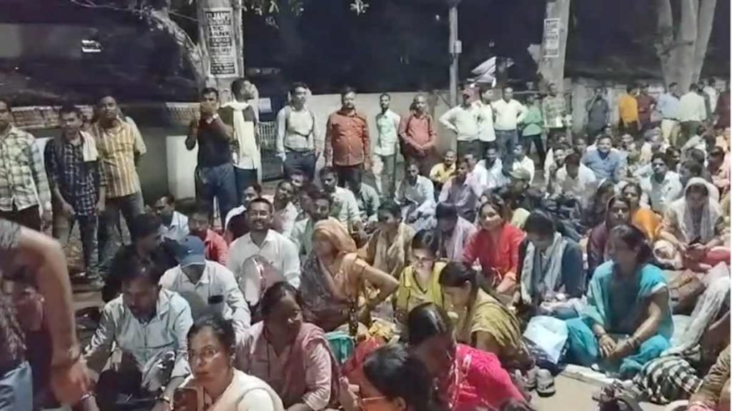 PROTEST; शिक्षा मंत्री आवास के बाहर विद्यामितान शिक्षकों का हल्लाबोल, संविलियन के लिए रात में भी भजन गाकर कर रहे प्रदर्शन