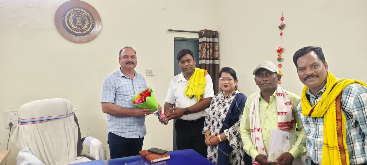 DEO; सर्व आदिवासी समाज के जिला प्रतिनिधि मंडल ने नवपदस्थ जिला शिक्षा अधिकारी संदीप शर्मा से की सौजन्य भेंट