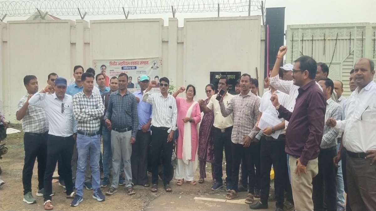 SCHOOL; 10 साल से लंबित प्रधान पाठक पदोन्नति की मांग को लेकर रायपुर पहुंचे सैकड़ों शिक्षक, एक सप्ताह में प्राविधिक सूची जारी करने का मिला आश्वासन