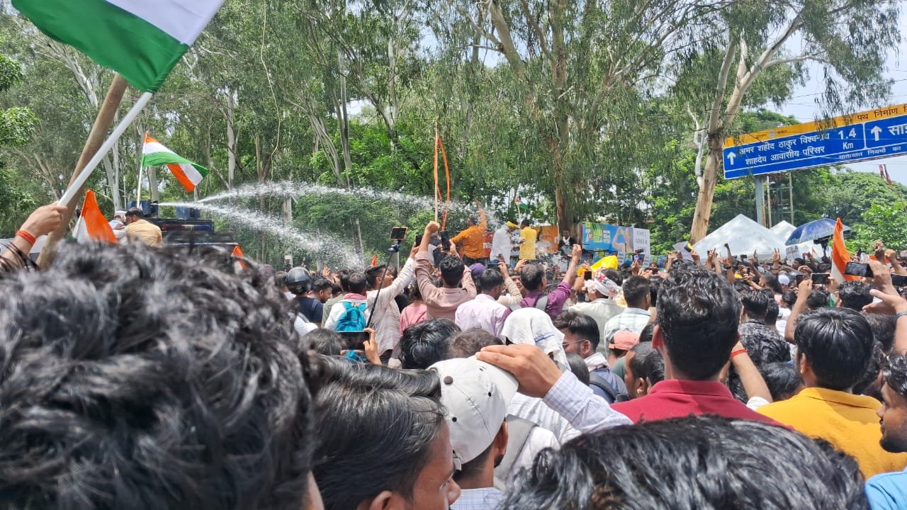 PROTEST; रांची में छात्रों पर आंसू गैस के गोले छोड़े गए, पुलिस ने भीड़ को खदेड़ा, वाटर कैनन की बौछार के बीच छात्रों का अनोखा प्रदर्शन