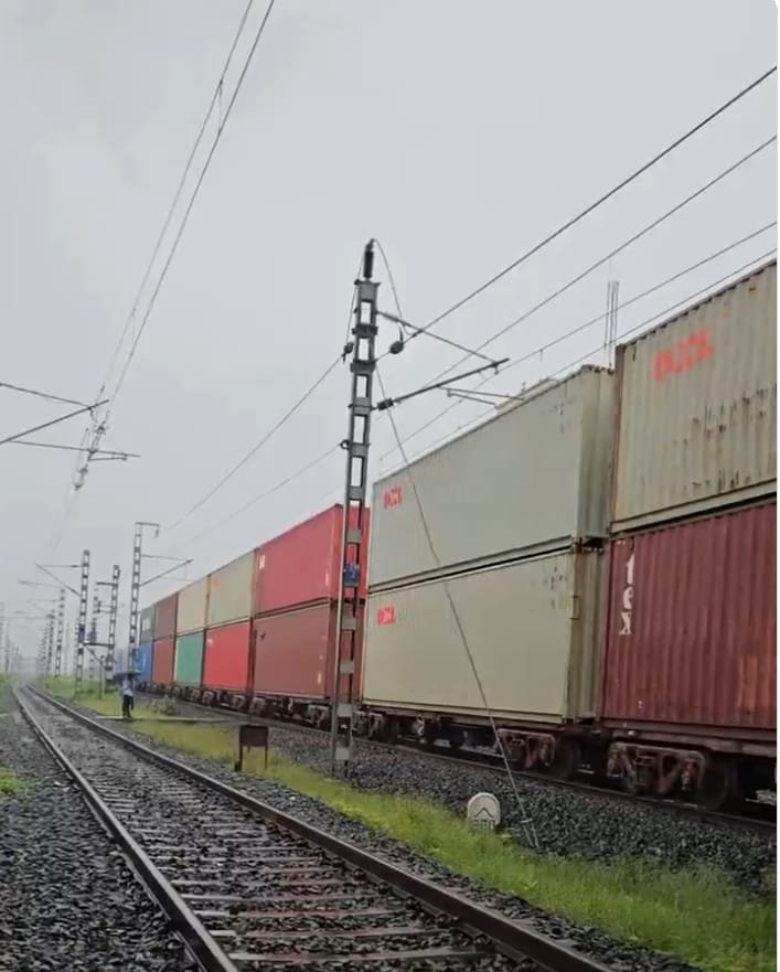 RAILWAY; पश्चिमी DFC पर 3,922 टन के साथ प्रथम डबल-स्टैक लॉन्ग-हॉल कंटेनर ट्रेन का संचालन