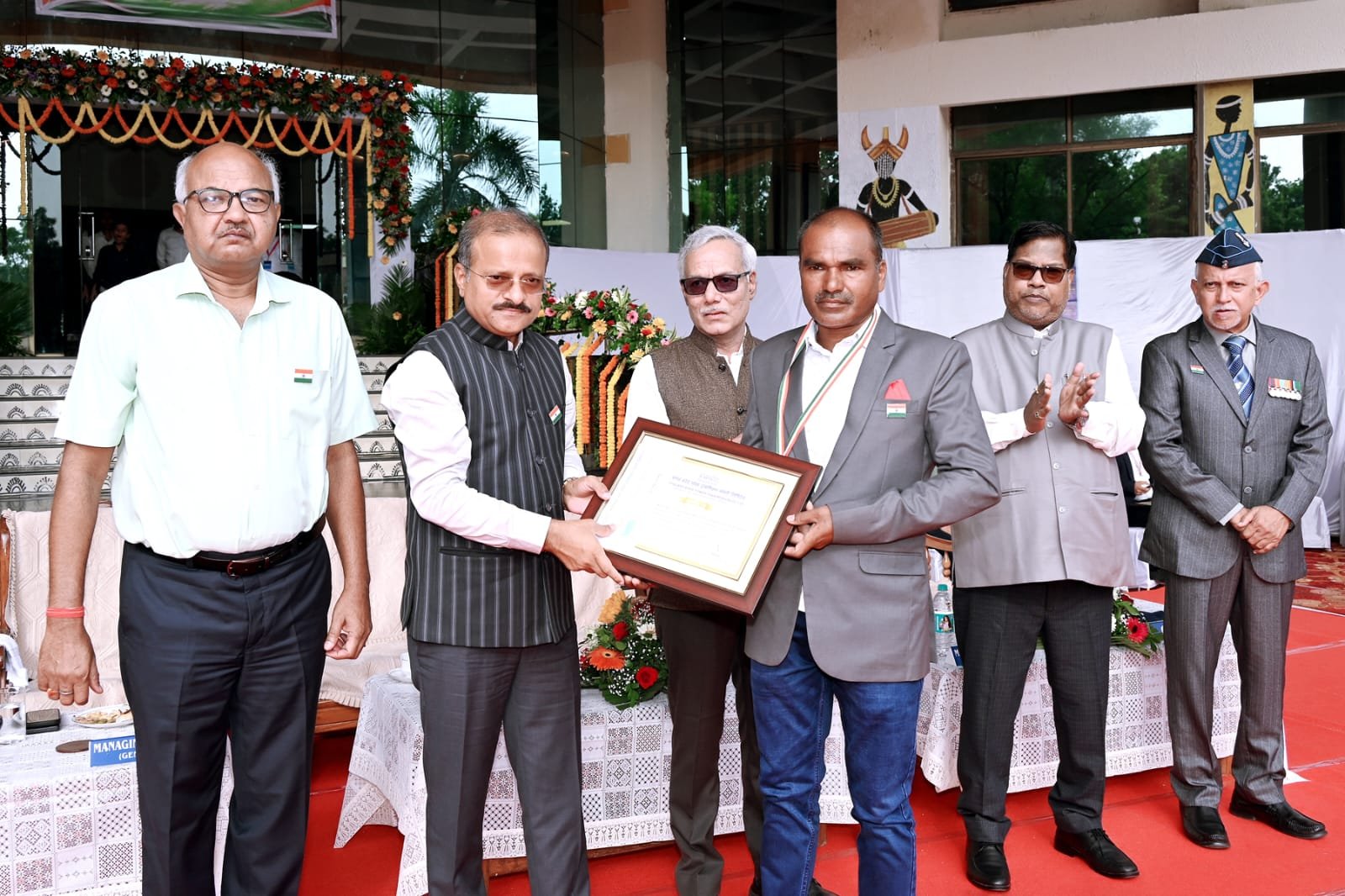 CGSPC;आंधी-बारिश में बिजली बहाल करने वाले कर्मचारी पुरस्कृत, डिस्ट्रीब्यूशन कंपनी को ई-आफिस के क्रियान्वयन के लिए मिला रनिंग शील्ड