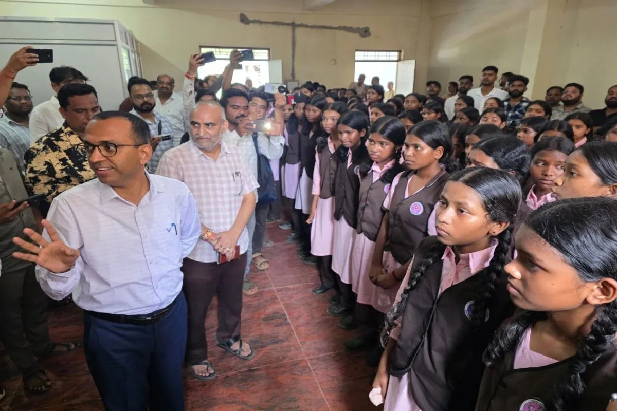 SCHOOL; सरगुजा में समस्या बताने 20 KM पैदल चलीं छात्राएं तो भड़के सीएम, एक फोन से नप गए प्रिंसिपल, वॉर्डन को नोटिस