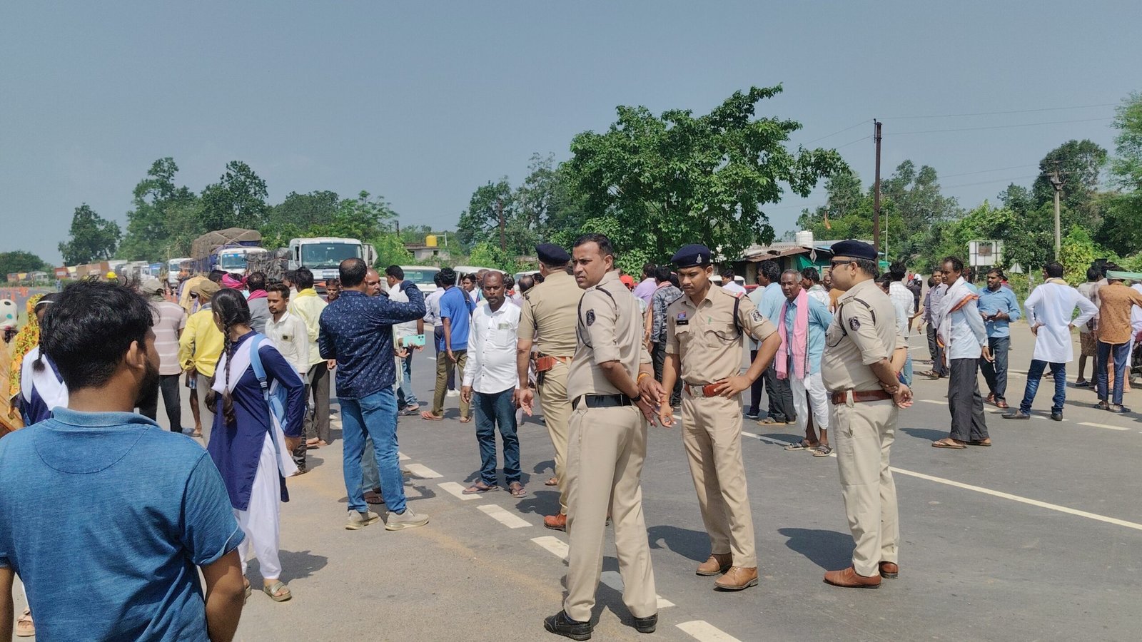 STRIKE; शिक्षकों की कमी के चलते 11 दिनों से स्कूल में तालाबंदी के बाद बच्चों के साथ पालक भी सडक पर, भगतदेवरी के पास हाईवे जाम