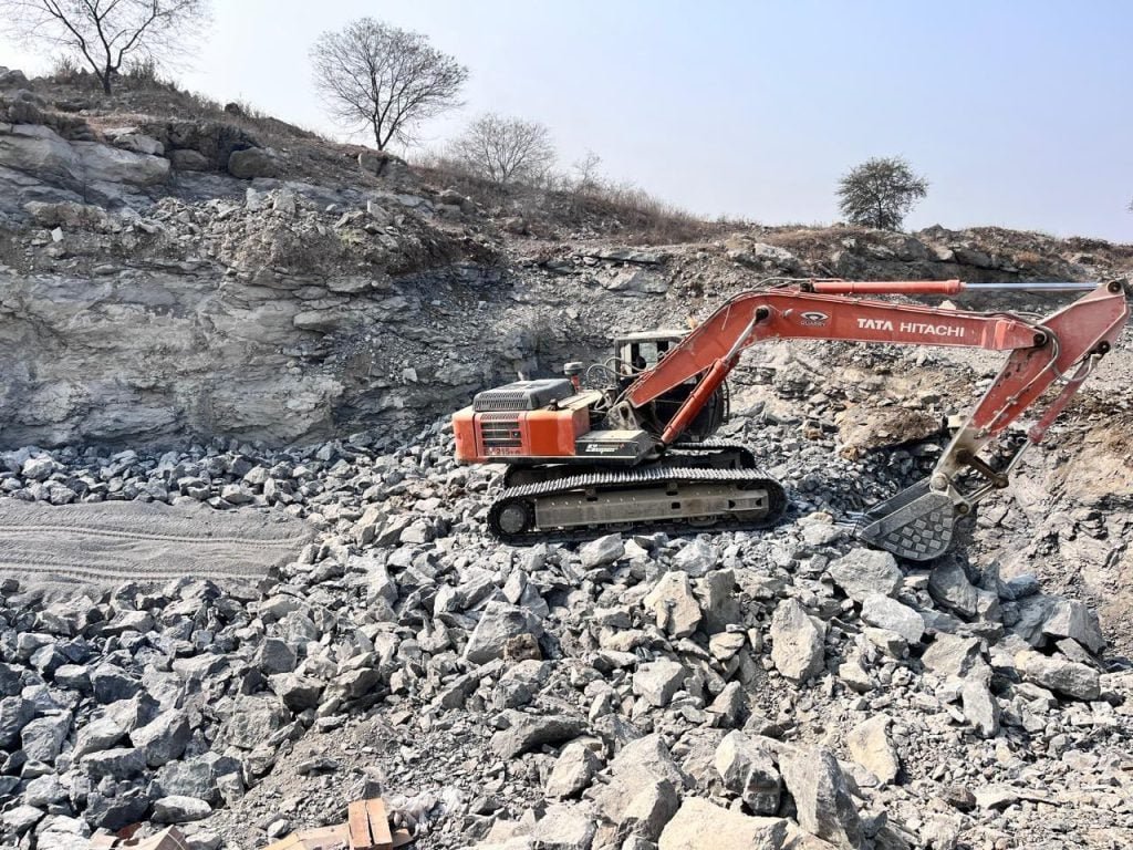 MINING; राजधानी में अवैध उत्खनन पर 5 ठेकेदारों पर लगा 2.90 करोड़ का जुर्माना, 7 चेन माउंटेन मशीनें जब्त