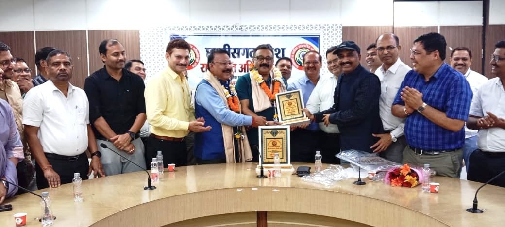 RETIRE; सेवानिवृत्ति पर भूपेंद्र पांडेय एवं नंदलाल चौधरी का अभिनंदन