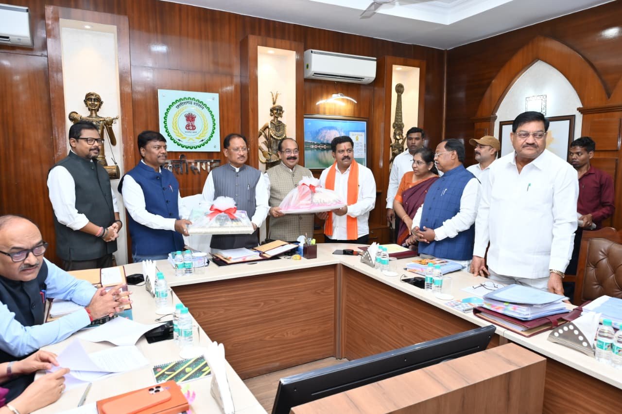 FOREST; ‘छत्तीसगढ़ हर्बल्स’ के दिवाली गिफ्ट पैक का लोकार्पण, महिला समूहों और वनोपज संग्राहकों की आय बढ़ाने पहल
